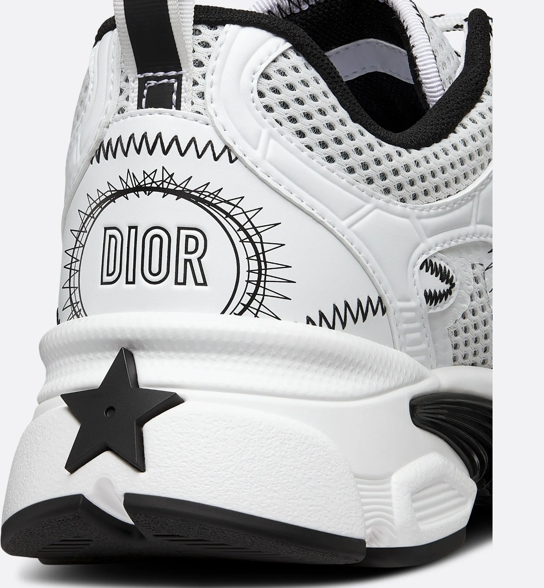 👟👟Ex-factory price 560👟👟 Dior Casual Sports Shoes Dad Shoes This new Dior Chrono sports shoe autumn ready-to-wear series reinterprets running shoes with Dior's high-end style. White and black mesh fabric with leather-effect panels, CD logo on the sides, star patch on the tongue and Dior logo on the heel, many details highlight the style. Using two-color laces, lightweight soles with star decoration, it can create a casual look all year round ▪️Size: 35-40